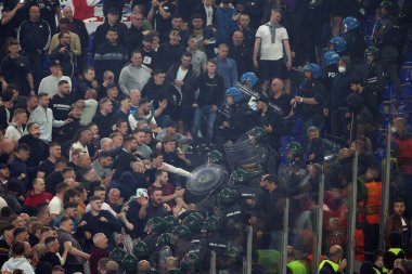 ROME, İtalya - 05.05.2022: Leicester taraftarları Roma 'daki Olimpiyat Stadyumu' nda oynanan UEFA Avrupa Konferans Ligi yarı final karşılaşmasında polisle mücadele ediyor.