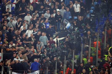 ROME, İtalya - 05.05.2022: Leicester taraftarları Roma 'daki Olimpiyat Stadyumu' nda oynanan UEFA Avrupa Konferans Ligi yarı final karşılaşmasında polisle mücadele ediyor.