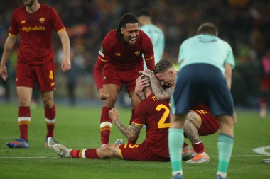 ROME, ITALY - 05.05.2022: Roman oyuncular UEFA Avrupa Konferans Ligi yarı final karşılaşması sonunda Roma 'daki Olimpiyat Stadyumu' nda Roman v Leicester City 'nin zaferini kutladılar. 