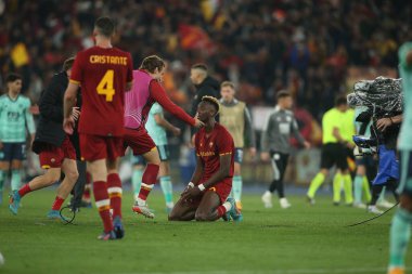 ROME, ITALY - 05.05.2022: Roman oyuncular UEFA Avrupa Konferans Ligi yarı final karşılaşması sonunda Roma 'daki Olimpiyat Stadyumu' nda Roman v Leicester City 'nin zaferini kutladılar. 