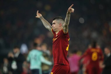 ROME, ITALY - 05.05.2022: Roman oyuncular UEFA Avrupa Konferans Ligi yarı final karşılaşması sonunda Roma 'daki Olimpiyat Stadyumu' nda Roman v Leicester City 'nin zaferini kutladılar. 