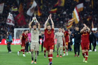 ROME, ITALY - 05.05.2022: Roman oyuncular UEFA Avrupa Konferans Ligi yarı final karşılaşması sonunda Roma 'daki Olimpiyat Stadyumu' nda Roman v Leicester City 'nin zaferini kutladılar. 