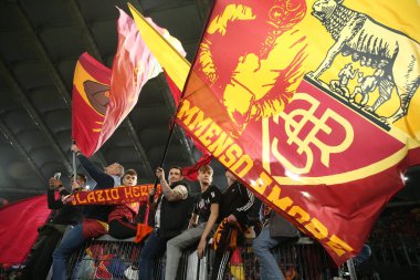ROME, ITALY - 05.05.2022: Roman destekçileri Curva Sud, UEFA Avrupa Konferans Ligi yarı final karşılaşması sonunda Roma 'daki Olimpiyat Stadyumu' nda Roman v Leicester City 'nin zaferini kutladı. 