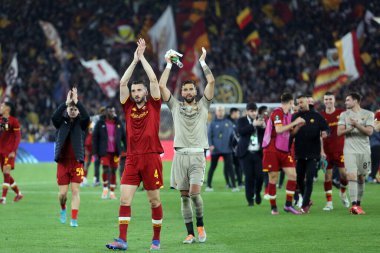 ROME, ITALY - 05.05.2022: Roman oyuncular UEFA Avrupa Konferans Ligi yarı final karşılaşması sonunda Roma 'daki Olimpiyat Stadyumu' nda Roman v Leicester City 'nin zaferini kutladılar. 