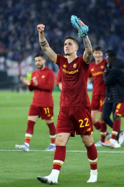 ROME, ITALY - 05.05.2022: Roman oyuncu NICOLO ZANIOLO (AS ROMA) UEFA Avrupa Konferans Ligi yarı final karşılaşması sonunda Roma 'daki Olimpiyat Stadyumu' nda Roman-Leicester City karşılaşmasını kutladı. 