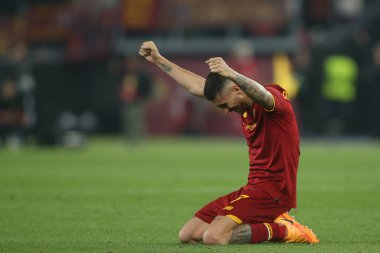 ROME, ITALY - 05.05.2022: Roman oyuncular UEFA Avrupa Konferans Ligi yarı final karşılaşması sonunda Roma 'daki Olimpiyat Stadyumu' nda Roman v Leicester City 'nin zaferini kutladılar. 