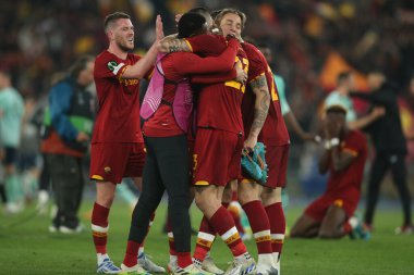 ROME, ITALY - 05.05.2022: Roman oyuncular UEFA Avrupa Konferans Ligi yarı final karşılaşması sonunda Roma 'daki Olimpiyat Stadyumu' nda Roman v Leicester City 'nin zaferini kutladılar. 
