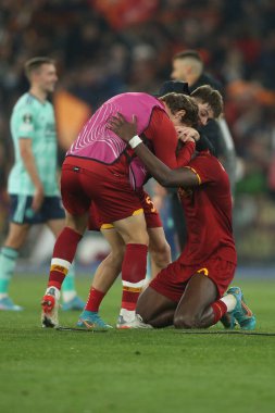 ROME, ITALY - 05.05.2022: Roman oyuncular UEFA Avrupa Konferans Ligi yarı final karşılaşması sonunda Roma 'daki Olimpiyat Stadyumu' nda Roman v Leicester City 'nin zaferini kutladılar. 
