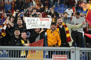 ROME, ITALY - 05.05.2022: Roman taraftarlar UEFA Avrupa Konferans Ligi yarı final karşılaşması sonunda Roma 'daki Olimpiyat Stadyumu' nda Roman v Leicester City 'nin zaferini kutladılar. 