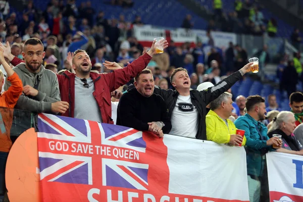 ROME, ITALY - 05.05.2022: Leicesters taraftarları Roma 'daki Olimpiyat Stadyumu' nda oynanan UEFA Avrupa Konferans Ligi yarı final karşılaşmasını bekliyorlar.