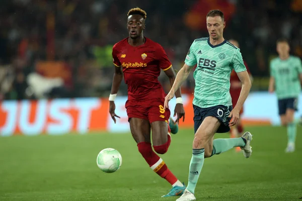 ROME, ITALY - 05.05.2022: TAMMY ABRAHAM (AS ROMA), Jonny Evans (Leicester) UEFA Avrupa Konferans Ligi yarı final karşılaşması sırasında Roma 'daki Olimpiyat Stadyumu' nda Roman v Leicester City.