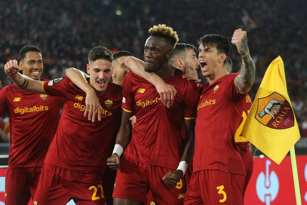 ROME, ITALY - 05.05.2022: TAMMY ABRAHAM (ROMA olarak) gol attı (1-0) ve UEFA Avrupa Konferans Ligi yarı final karşılaşmasında Roma 'daki Olimpiyat Stadyumu' nda Roman-Leicester City maçını kutladı..
