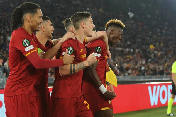 ROME, ITALY - 05.05.2022: TAMMY ABRAHAM (ROMA olarak) gol attı (1-0) ve UEFA Avrupa Konferans Ligi yarı final karşılaşmasında Roma 'daki Olimpiyat Stadyumu' nda Roman-Leicester City maçını kutladı..