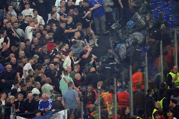 ROME, İtalya - 05.05.2022: Leicester taraftarları Roma 'daki Olimpiyat Stadyumu' nda oynanan UEFA Avrupa Konferans Ligi yarı final karşılaşmasında polisle mücadele ediyor.