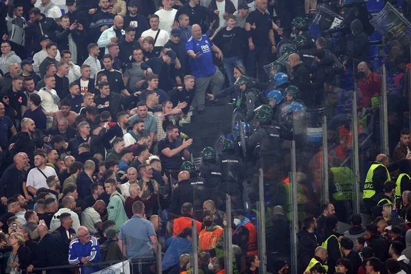 ROME, İtalya - 05.05.2022: Leicester taraftarları Roma 'daki Olimpiyat Stadyumu' nda oynanan UEFA Avrupa Konferans Ligi yarı final karşılaşmasında polisle mücadele ediyor.