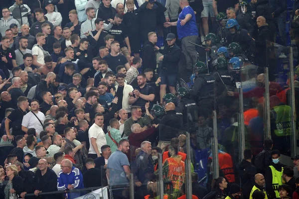 ROME, İtalya - 05.05.2022: Leicester taraftarları Roma 'daki Olimpiyat Stadyumu' nda oynanan UEFA Avrupa Konferans Ligi yarı final karşılaşmasında polisle mücadele ediyor.