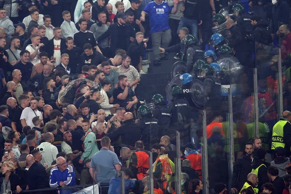 ROME, İtalya - 05.05.2022: Leicester taraftarları Roma 'daki Olimpiyat Stadyumu' nda oynanan UEFA Avrupa Konferans Ligi yarı final karşılaşmasında polisle mücadele ediyor.