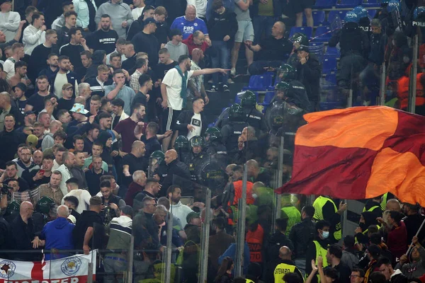 ROME, İtalya - 05.05.2022: Leicester taraftarları Roma 'daki Olimpiyat Stadyumu' nda oynanan UEFA Avrupa Konferans Ligi yarı final karşılaşmasında polisle mücadele ediyor.