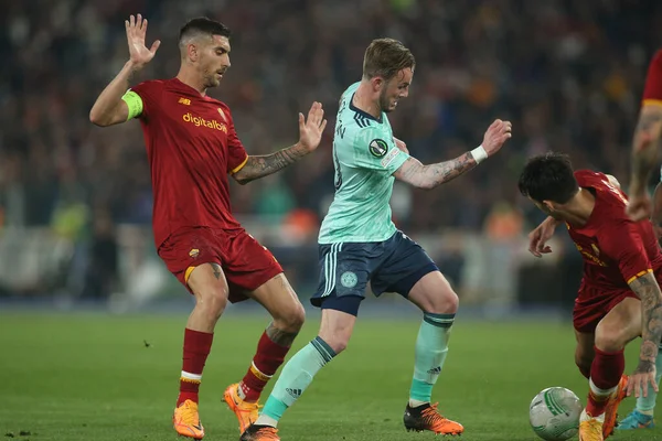 ROME, ITALY - 05.05.2022: GIANLUCA MANCINI (AS ROMA), James Maddison (Leicester) UEFA Avrupa Konferans Ligi yarı final karşılaşması sırasında Roma 'daki Olimpiyat Stadyumu' nda Roma - Leicester City.
