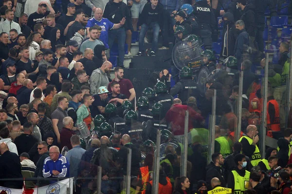 ROME, İtalya - 05.05.2022: Leicester taraftarları Roma 'daki Olimpiyat Stadyumu' nda oynanan UEFA Avrupa Konferans Ligi yarı final karşılaşmasında polisle mücadele ediyor.