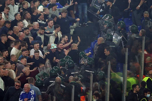 ROME, İtalya - 05.05.2022: Leicester taraftarları Roma 'daki Olimpiyat Stadyumu' nda oynanan UEFA Avrupa Konferans Ligi yarı final karşılaşmasında polisle mücadele ediyor.