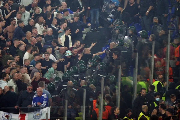 ROME, İtalya - 05.05.2022: Leicester taraftarları Roma 'daki Olimpiyat Stadyumu' nda oynanan UEFA Avrupa Konferans Ligi yarı final karşılaşmasında polisle mücadele ediyor.