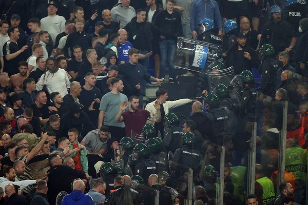 ROME, İtalya - 05.05.2022: Leicester taraftarları Roma 'daki Olimpiyat Stadyumu' nda oynanan UEFA Avrupa Konferans Ligi yarı final karşılaşmasında polisle mücadele ediyor.