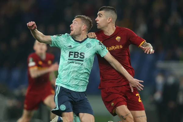 ROME, ITALY - 05.05.2022: Jamie Vardy (Leicester), GIANLUCA MANCINI (AS ROMA) UEFA Avrupa Konferans Ligi yarı final karşılaşmasında Roma 'daki Olimpiyat Stadyumu' nda Roman - Leicester City.