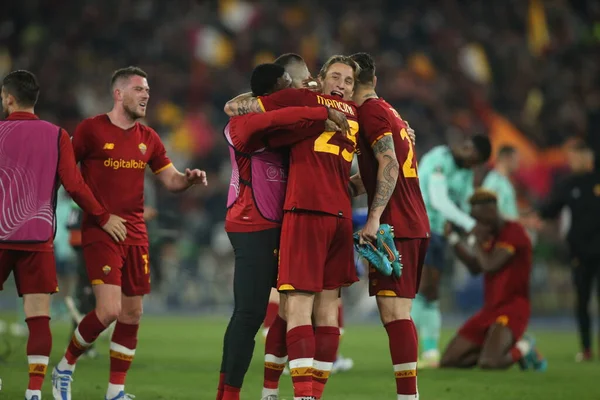 ROME, ITALY - 05.05.2022: Roman oyuncular UEFA Avrupa Konferans Ligi yarı final karşılaşması sonunda Roma 'daki Olimpiyat Stadyumu' nda Roman v Leicester City 'nin zaferini kutladılar. 