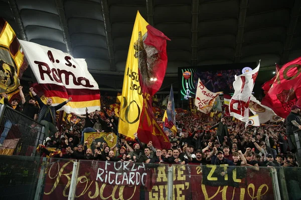 ROME, ITALY - 05.05.2022: Roman taraftarlar UEFA Avrupa Konferans Ligi yarı final karşılaşması sonunda Roma 'daki Olimpiyat Stadyumu' nda Roman v Leicester City 'nin zaferini kutladılar. 
