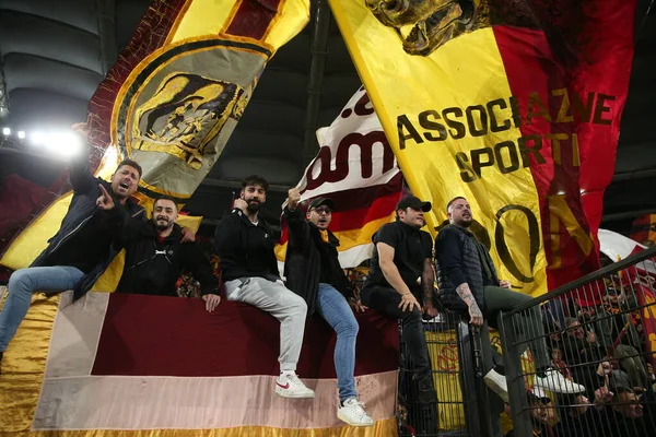 ROME, ITALY - 05.05.2022: Roman destekçileri Curva Sud, UEFA Avrupa Konferans Ligi yarı final karşılaşması sonunda Roma 'daki Olimpiyat Stadyumu' nda Roman v Leicester City 'nin zaferini kutladı. 