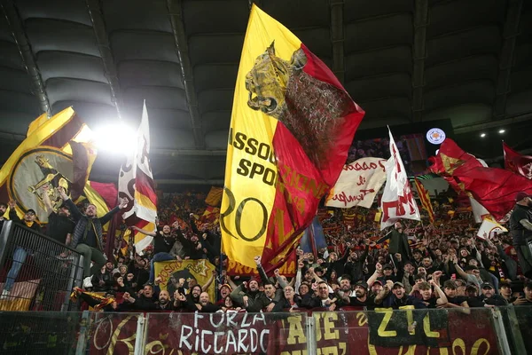 ROME, ITALY - 05.05.2022: Roman oyuncular UEFA Avrupa Konferans Ligi yarı final karşılaşması sonunda Roma 'daki Olimpiyat Stadyumu' nda Roman v Leicester City 'nin zaferini kutladılar. 