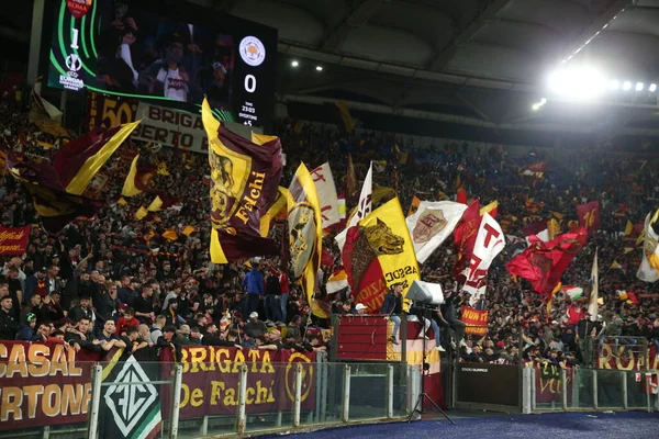ROME, ITALY - 05.05.2022: Roman oyuncular UEFA Avrupa Konferans Ligi yarı final karşılaşması sonunda Roma 'daki Olimpiyat Stadyumu' nda Roman v Leicester City 'nin zaferini kutladılar. 