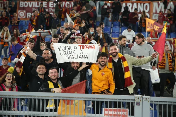 ROME, ITALY - 05.05.2022: Roman oyuncular UEFA Avrupa Konferans Ligi yarı final karşılaşması sonunda Roma 'daki Olimpiyat Stadyumu' nda Roman v Leicester City 'nin zaferini kutladılar. 