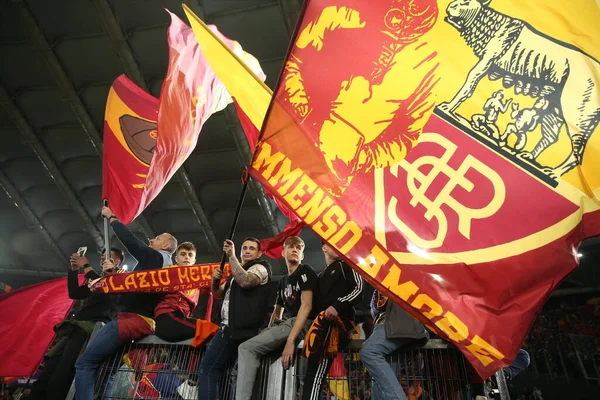 Rome Italy 2022 Вболівальники Роми Святкують Перемогу Кінці Півфінального Матчу — стокове фото
