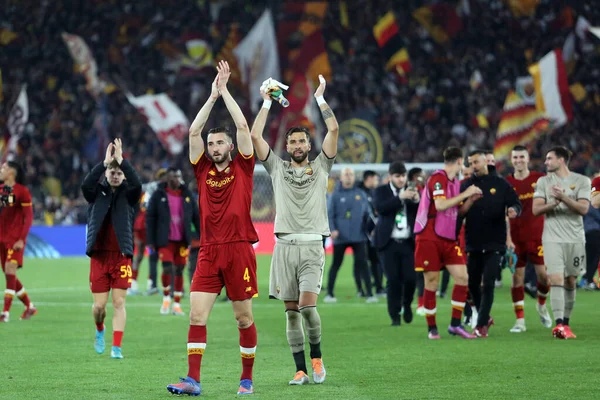 ROME, ITALY - 05.05.2022: Roman oyuncular UEFA Avrupa Konferans Ligi yarı final karşılaşması sonunda Roma 'daki Olimpiyat Stadyumu' nda Roman v Leicester City 'nin zaferini kutladılar. 