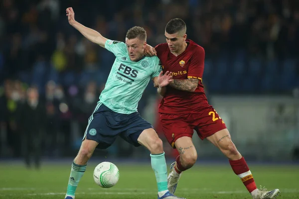 ROME, ITALY - 05.05.2022: Jamie Vardy (Leicester), GIANLUCA MANCINI (AS ROMA) UEFA Avrupa Konferans Ligi yarı final karşılaşmasında Roma 'daki Olimpiyat Stadyumu' nda Roman - Leicester City.