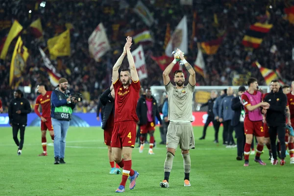 ROME, ITALY - 05.05.2022: Roman oyuncular UEFA Avrupa Konferans Ligi yarı final karşılaşması sonunda Roma 'daki Olimpiyat Stadyumu' nda Roman v Leicester City 'nin zaferini kutladılar. 