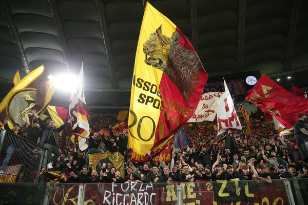 ROME, ITALY - 05.05.2022: Roman taraftarlar UEFA Avrupa Konferans Ligi yarı final karşılaşması sonunda Roma 'daki Olimpiyat Stadyumu' nda Roman v Leicester City 'nin zaferini kutladılar. 