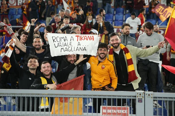 ROME, ITALY - 05.05.2022: Roman taraftarlar UEFA Avrupa Konferans Ligi yarı final karşılaşması sonunda Roma 'daki Olimpiyat Stadyumu' nda Roman v Leicester City 'nin zaferini kutladılar. 