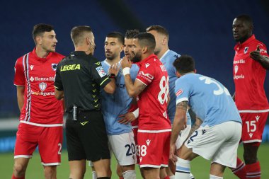 ROME, İtalya - 07.05.2022: İtalyan Serisi sırasında REFEREE MASSA ve ZACCAGNI, Roma Olimpiyat Stadyumu 'nda SS LAZIO - S SAMPDORIA GENOA arasında oynanan futbol maçı.