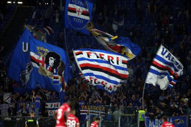 ROME, İtalya - 07.05.2022: İtalyan Serisi sırasında Sampdoria taraftarları SS LAZIO SAMPDORIA GENOA ile Roma Olimpiyat Stadyumu arasında oynanan futbol karşılaşması sırasında bayraklar.