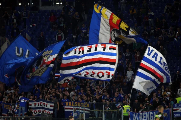 ROME, İtalya - 07.05.2022: İtalyan Serisi sırasında Sampdoria taraftarları SS LAZIO SAMPDORIA GENOA ile Roma Olimpiyat Stadyumu arasında oynanan futbol karşılaşması sırasında bayraklar.