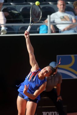 ROME, ITALY - MAYIS 09: Elisabetta Cocciaretto, 9 Mayıs 2022 'de İtalya' nın Foro Italico kentinde oynanan Internazionali BNL D 'Italia' da oynanan tek kadın turu karşılaşmasında İsviçreli Belinda Benciç 'e karşı forehand oynadı..