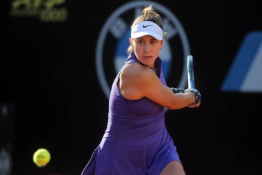 ROME, ITALY - 09 Mayıs 2022 tarihinde İtalya 'nın Foro Italico şehrinde oynanan Internazionali BNL D' Italia karşılaşmasında İsviçreli Belinda Benciç İtalyan Elisabetta Cocciaretto 'ya karşı forehand oynadı..