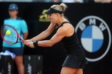 ROME, ITALY - 09 Mayıs 2022 'de İtalya' nın Foro Italico şehrinde oynanan Internazionali BNL D 'Italia' da oynanan bayanlar rövanş karşılaşmasında Deutschland 'dan Angelique Kerber, ABD' den Gauff Coco 'ya karşı forehand oynadı..