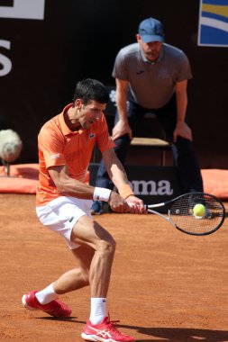 ROME, ITALY - 10.05.2022: NOLAN DJOKOVIC (SRB), 10 Mayıs 2022 tarihinde İtalya 'nın Foro Italico şehrinde oynanan Internazionali BNL D' Italia 'da oynanan tek kişilik tur karşılaşmasında AKARATSEV (RUS) ile oynamıştır..