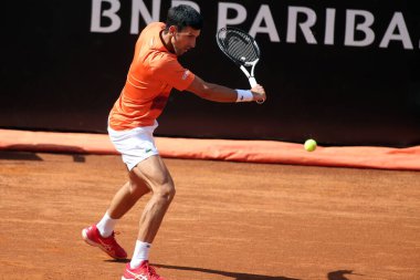 ROME, ITALY - 10.05.2022: NOLAN DJOKOVIC (SRB), 10 Mayıs 2022 tarihinde İtalya 'nın Foro Italico şehrinde oynanan Internazionali BNL D' Italia 'da oynanan tek kişilik tur karşılaşmasında AKARATSEV (RUS) ile oynamıştır..