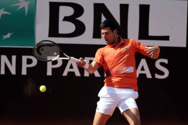 ROME, ITALY - 10.05.2022: NOLAN DJOKOVIC (SRB), 10 Mayıs 2022 tarihinde İtalya 'nın Foro Italico şehrinde oynanan Internazionali BNL D' Italia 'da oynanan tek kişilik tur karşılaşmasında AKARATSEV (RUS) ile oynamıştır..