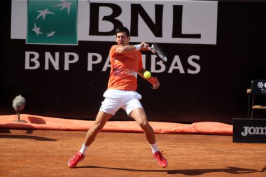 ROME, ITALY - 10.05.2022: NOLAN DJOKOVIC (SRB), 10 Mayıs 2022 tarihinde İtalya 'nın Foro Italico şehrinde oynanan Internazionali BNL D' Italia 'da oynanan tek kişilik tur karşılaşmasında AKARATSEV (RUS) ile oynamıştır..